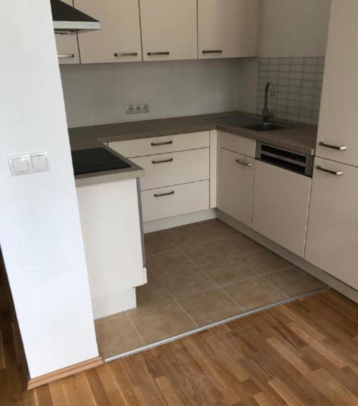 Grosse 4 Zimmer Wohnung. Schonbrunn-nahe! Wien